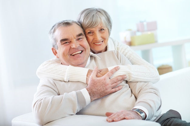 Personne agee, couple enlacé à la maison