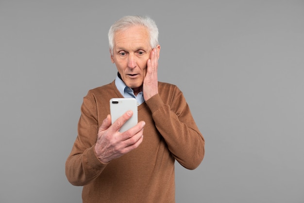 Personne âgée faisant des gestes isolés