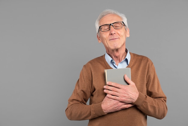 Photo gratuite personne âgée faisant des gestes isolés