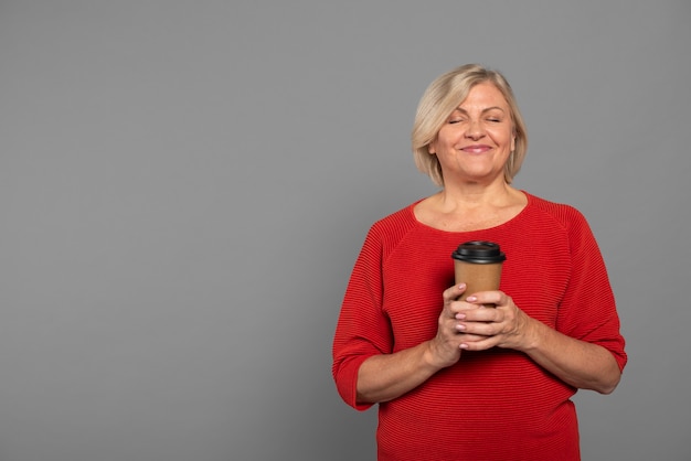 Photo gratuite personne âgée faisant des gestes isolés