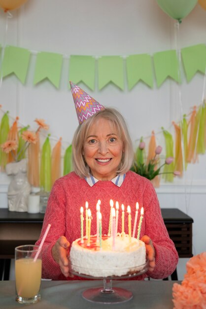 Personne âgée fêtant son anniversaire