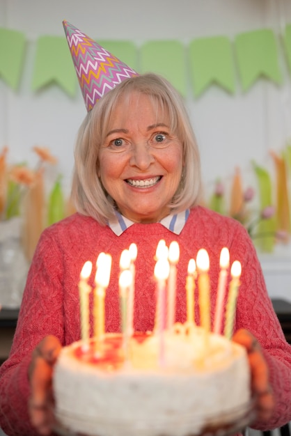 Photo gratuite personne âgée fêtant son anniversaire