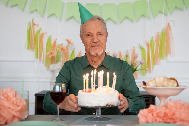 Photo gratuite personne âgée fêtant son anniversaire