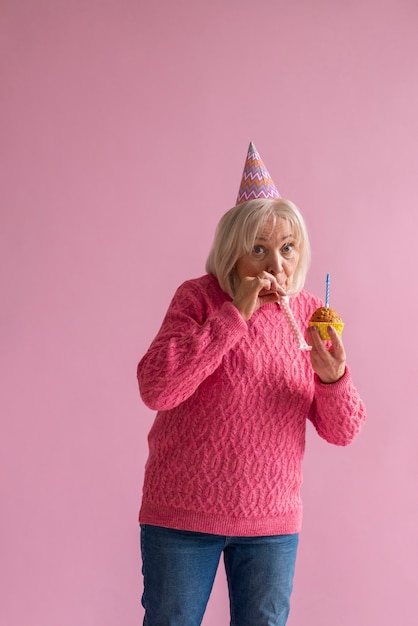 Personne âgée fêtant son anniversaire