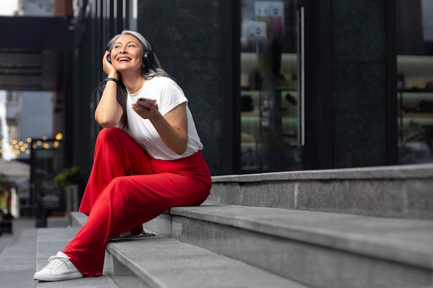 Personne âgée heureuse écoutant de la musique