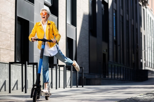 Personne âgée heureuse s'amuser