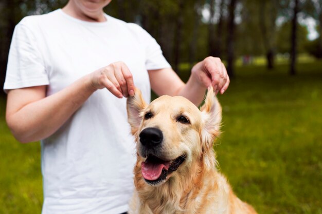 Une personne âgée passe du temps avec son animal de compagnie