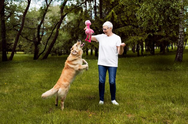 Une personne âgée passe du temps avec son animal de compagnie