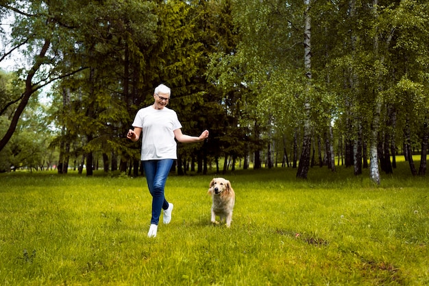 Une personne âgée passe du temps avec son animal de compagnie