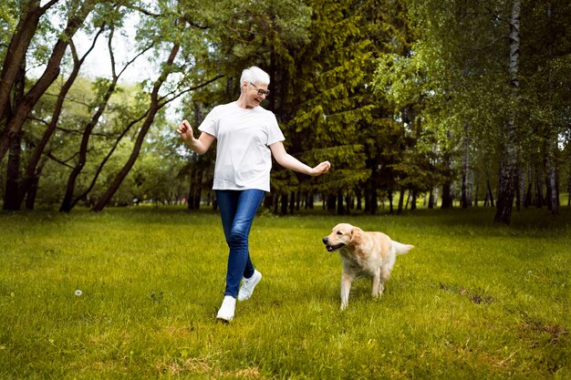 Une personne âgée passe du temps avec son animal de compagnie