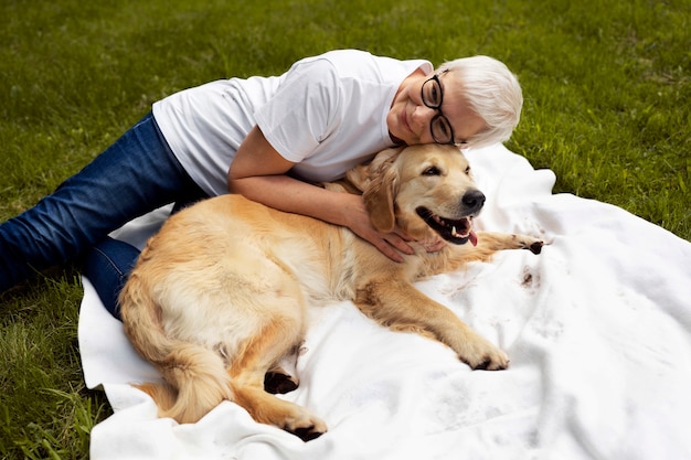 Photo gratuite une personne âgée passe du temps avec son animal de compagnie
