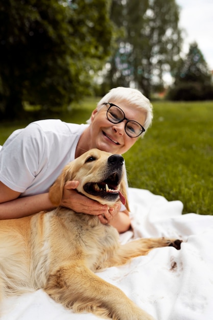 Photo gratuite une personne âgée passe du temps avec son animal de compagnie