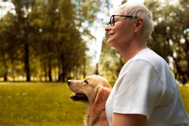 Une personne âgée passe du temps avec son animal de compagnie