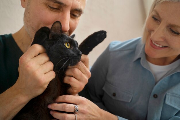 Une personne âgée passe du temps avec son animal de compagnie