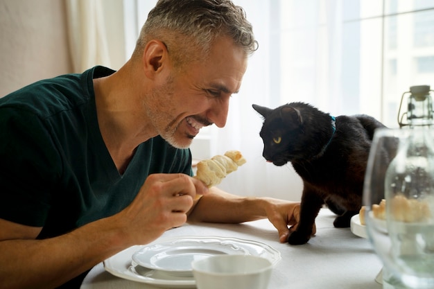 Photo gratuite une personne âgée passe du temps avec son animal de compagnie