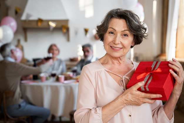 Personne âgée s'amusant à la fête