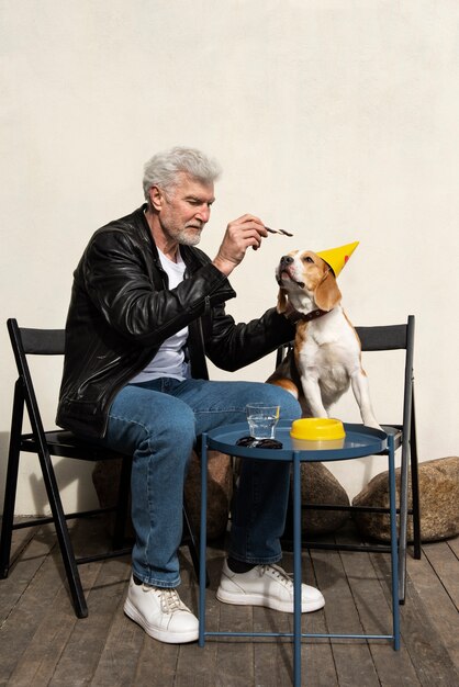 Une personne âgée avec son chien de compagnie