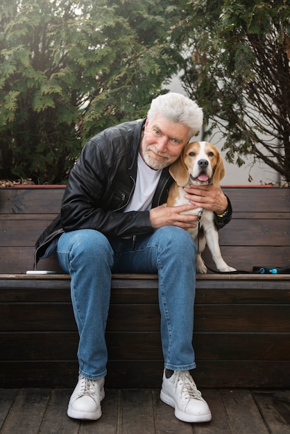 Photo gratuite personne âgée avec son chien