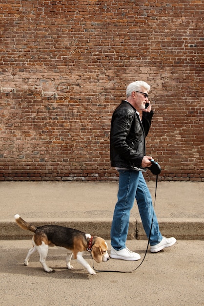 Photo gratuite personne âgée avec son chien