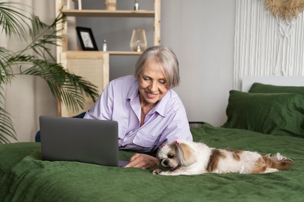 Photo gratuite personne âgée avec son chien