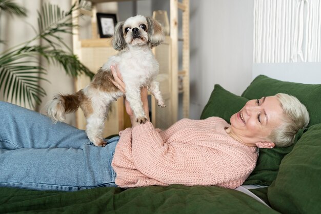 Personne âgée avec son chien