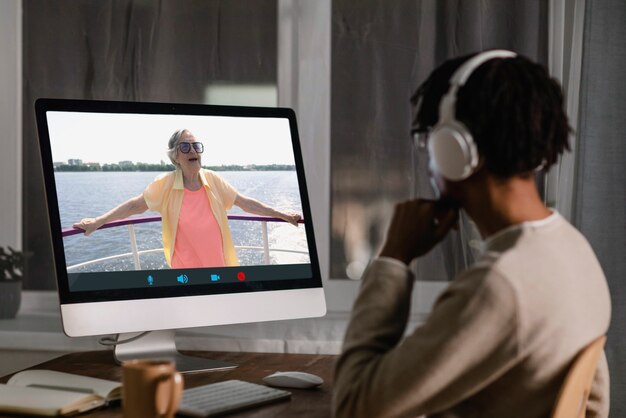 Personne âgée utilisant la fonction d'appel vidéo sur son appareil