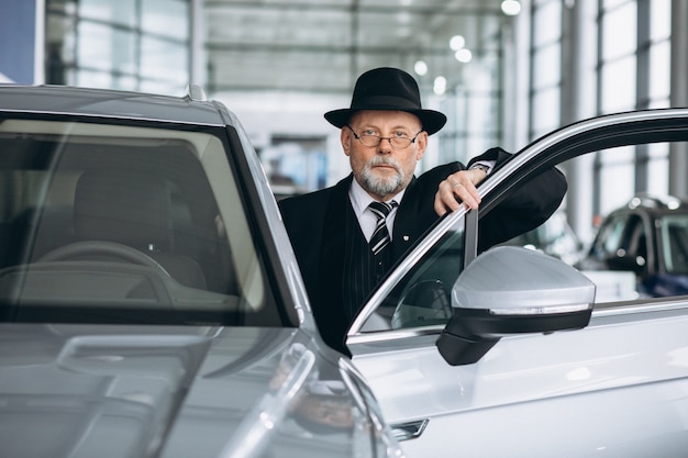 Personne agee, voiture, salle exposition, choisir, voiture