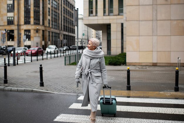 Personne âgée voyageant seule