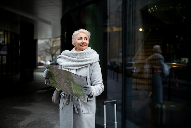 Photo gratuite personne âgée voyageant seule