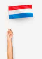 Photo gratuite personne agitant le drapeau du grand-duché de luxembourg