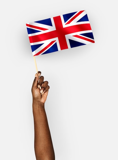 Photo gratuite personne agitant le drapeau du royaume-uni de grande-bretagne et d'irlande du nord