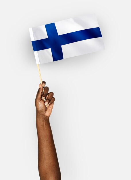 Personne agitant le drapeau de la République de Finlande