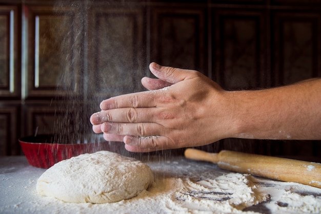 Personne agitant de la farine entre ses mains