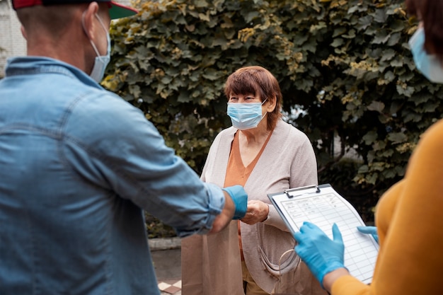 Photo gratuite personne aidant son voisin aîné