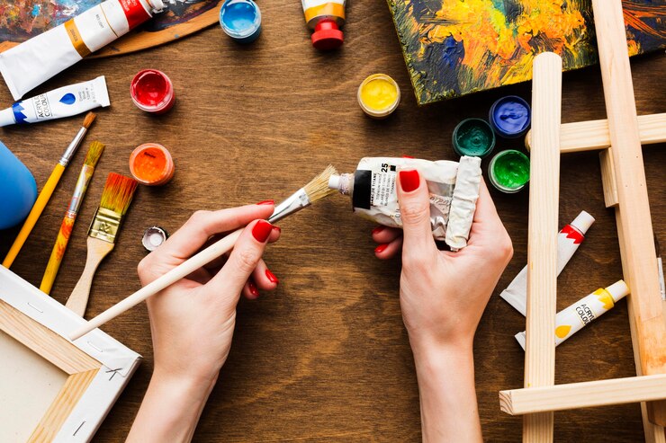 Photo gratuit personne à l'aide d'un tube de peinture aquarelle