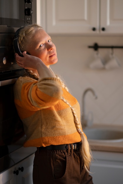 Photo gratuite personne albinos faisant des activités à la maison