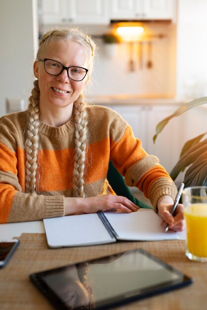 Personne albinos à la maison faisant des activités