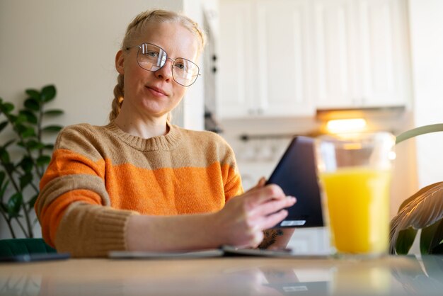 Personne albinos à la maison faisant des activités