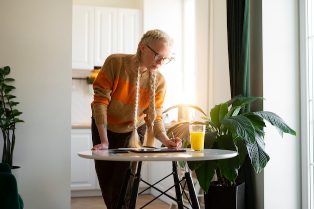 Personne albinos à la maison faisant des activités