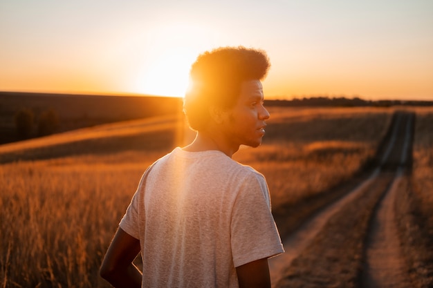 Personne appréciant le coucher du soleil chaud et nostalgique