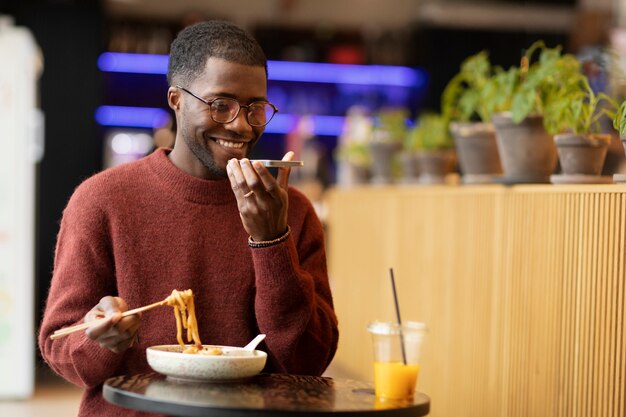 Personne appréciant la nourriture au restaurant