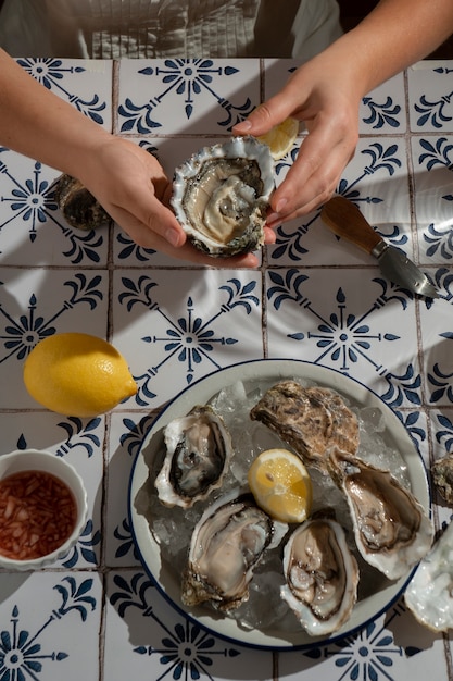 Photo gratuite personne appréciant un plat fait d'huîtres