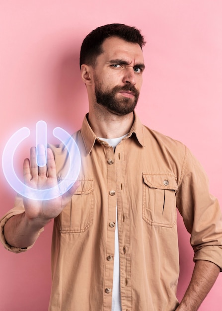 Photo gratuite personne appuyant sur le bouton d'alimentation