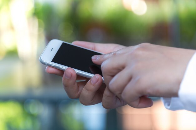 Personne en appuyant sur l&#39;écran d&#39;un téléphone