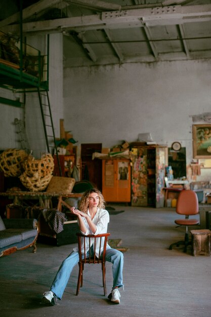 Personne artistique dans des lieux esthétiques