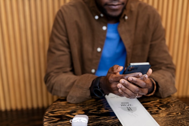 Photo gratuite personne attendant la nourriture au restaurant