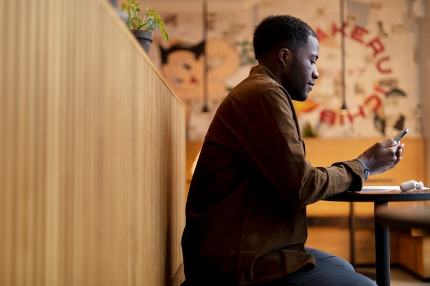 Photo gratuite personne attendant la nourriture au restaurant