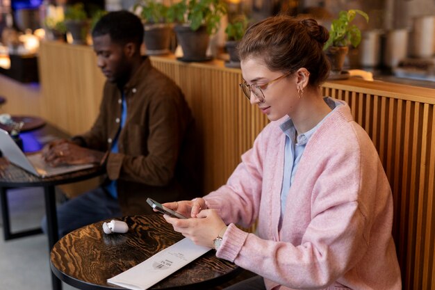 Personne attendant la nourriture au restaurant