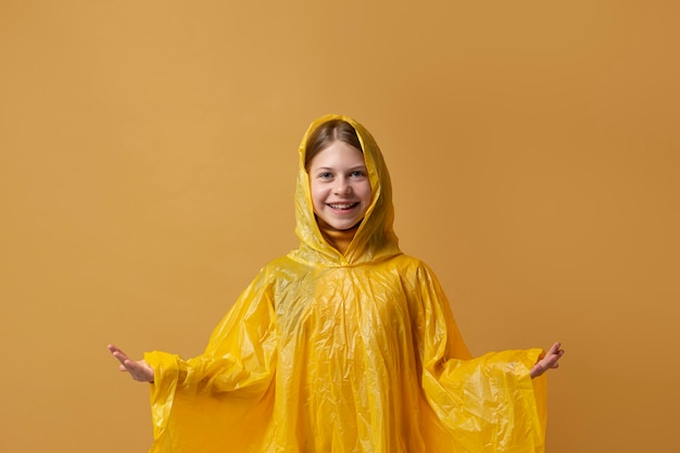 Personne d'automne avec manteau de pluie