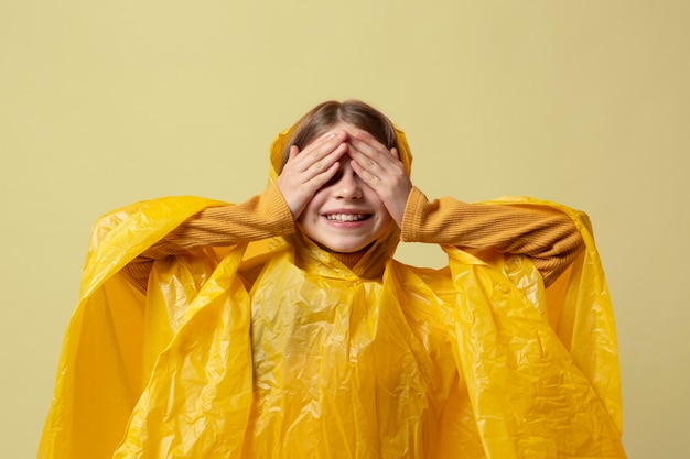 Personne d'automne avec manteau de pluie